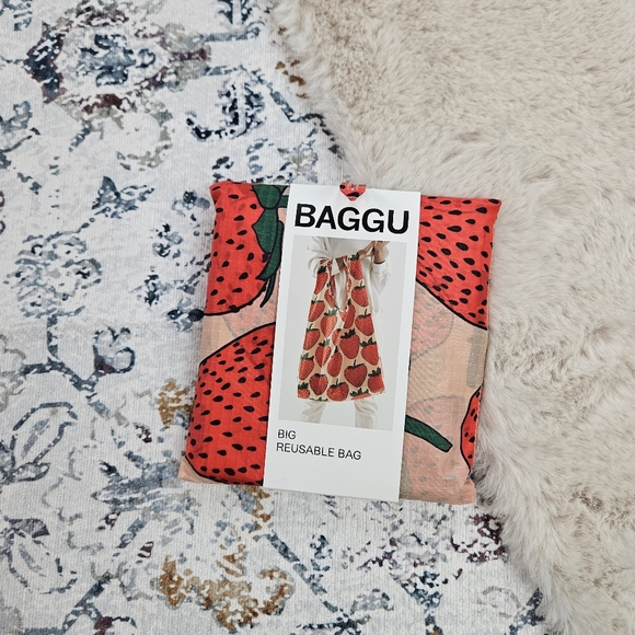 BAGGU Handbags - Baggu Big Reusable Bag Strawberry